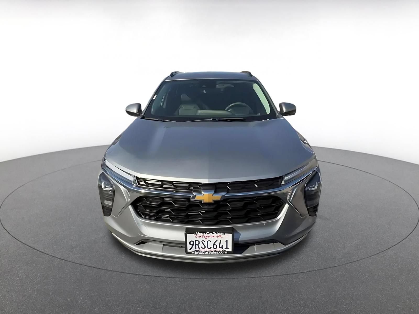 Used 2025 Chevrolet Trax LT FWD image 4