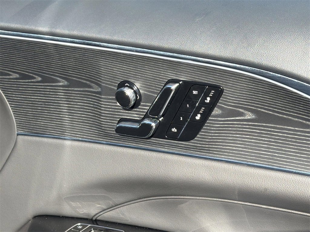 Used 2025 Cadillac Lyriq Luxury image 33