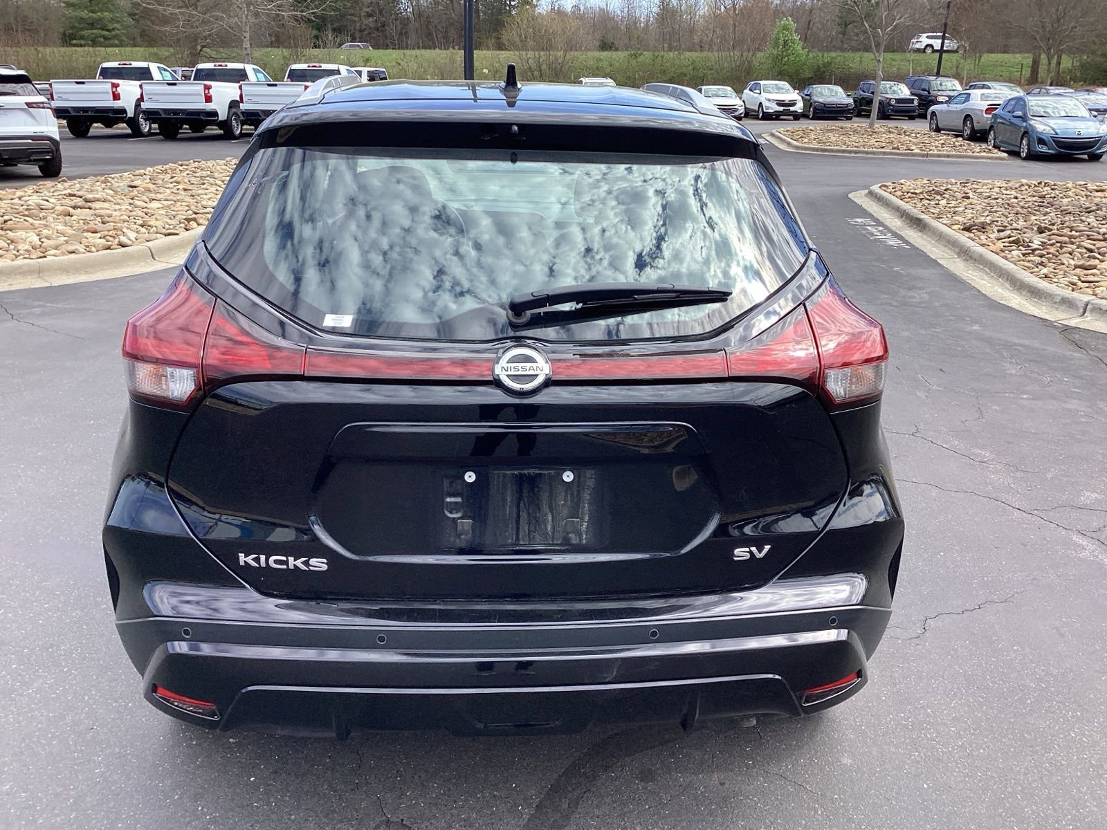 Used 2021 Nissan Kicks SV image 3