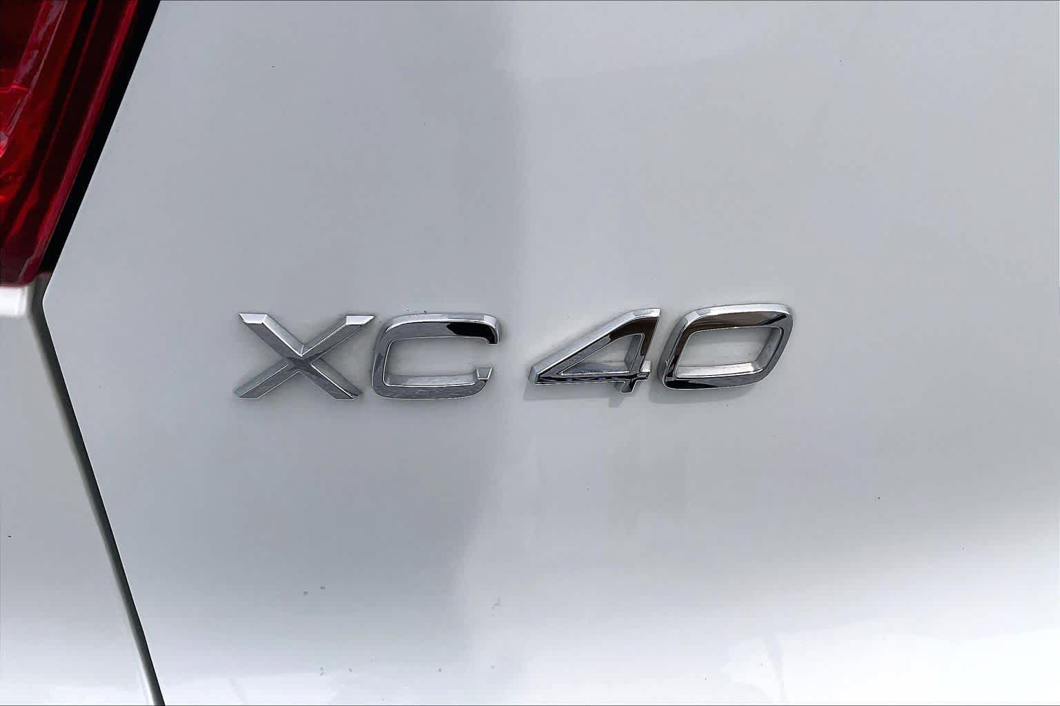 Used 2023 Volvo XC40 B5 Plus AWD/4WD image 32