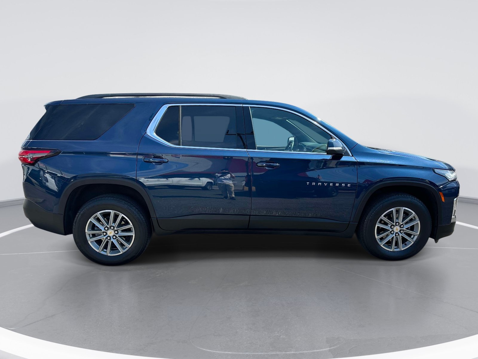 Used 2023 Chevrolet Traverse LT FWD image 4