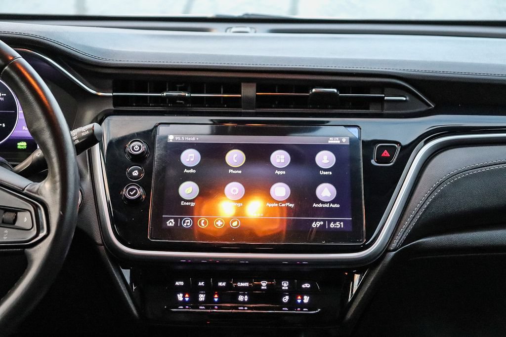 Used 2022 Chevrolet Bolt EUV LT w/ Convenience Package FWD image 9