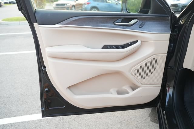 Used 2023 Jeep Grand Cherokee L Limited w/ Luxury Tech Group II RWD image 14