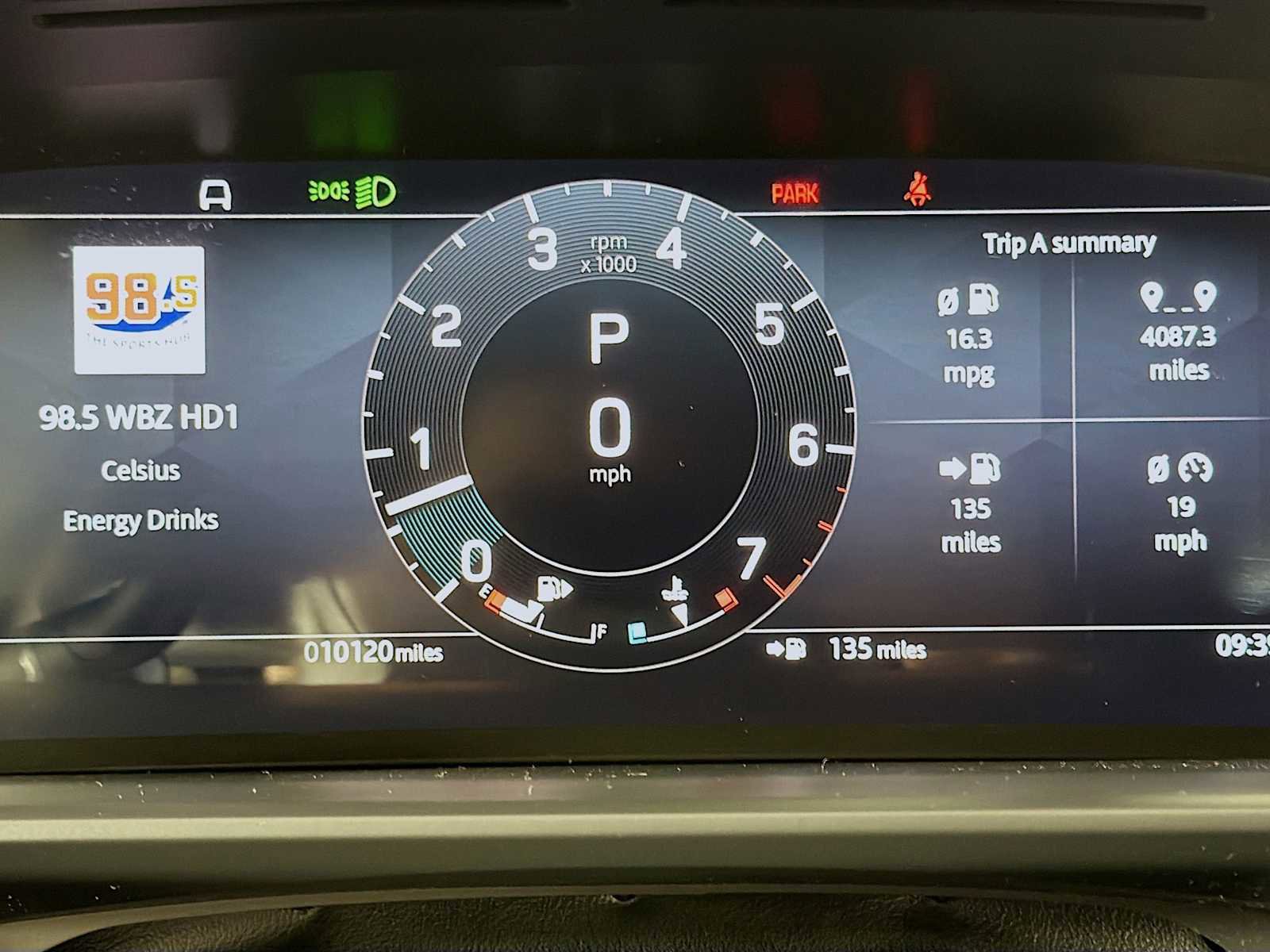 Used 2025 Land Rover Discovery Metropolitan Edition image 12