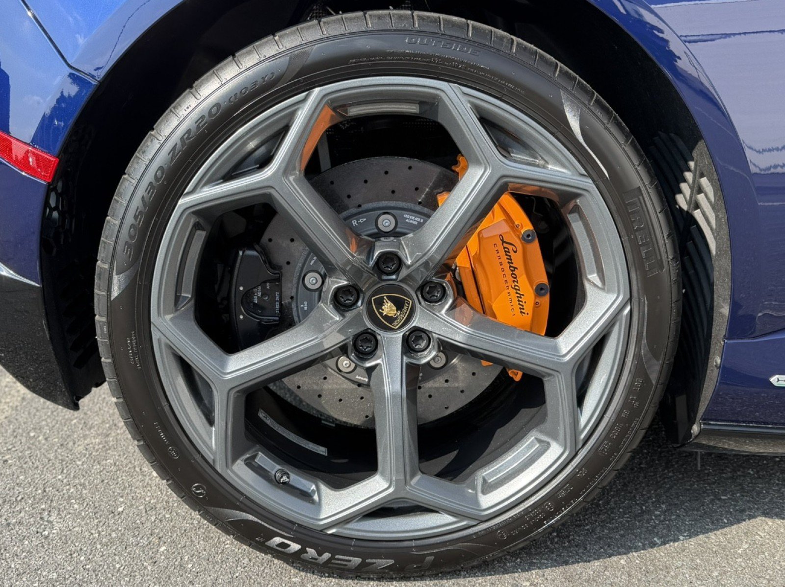 Used 2022 Lamborghini Huracan EVO RWD image 25