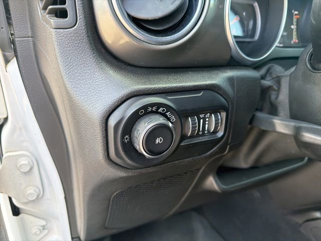 Used 2018 Jeep Wrangler Unlimited Sahara w/ Dual Top Group AWD/4WD image 18
