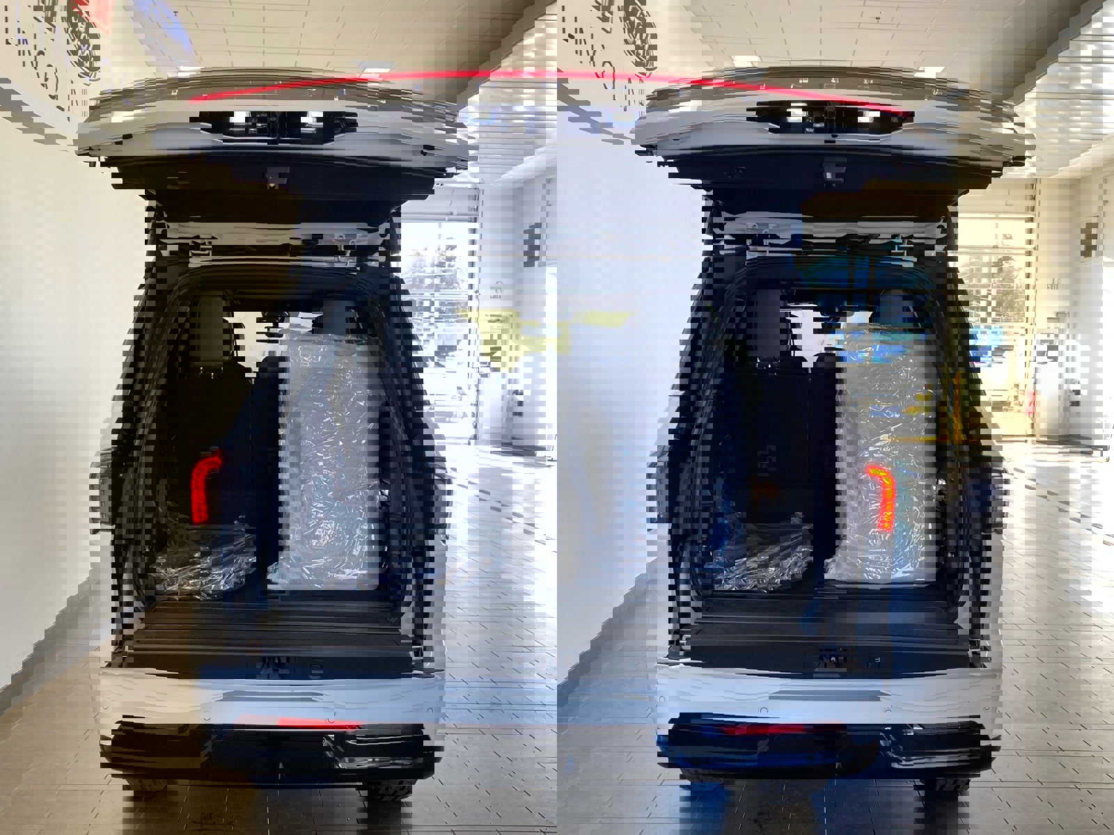 Used 2025 Lincoln Navigator Reserve w/ Jet Appearance Package image 9