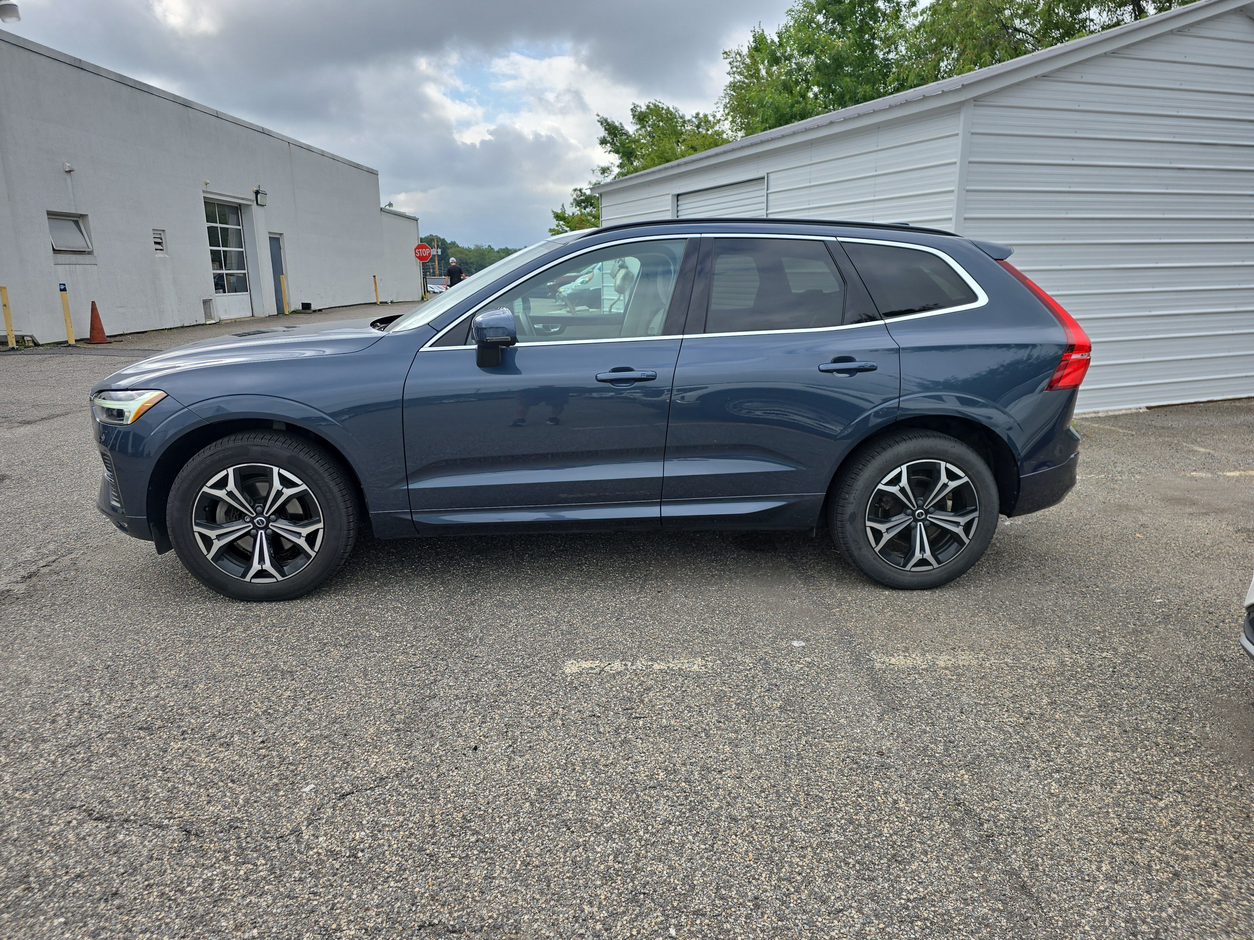 Used 2022 Volvo XC60 B5 Momentum w/ Climate Package AWD/4WD image 9