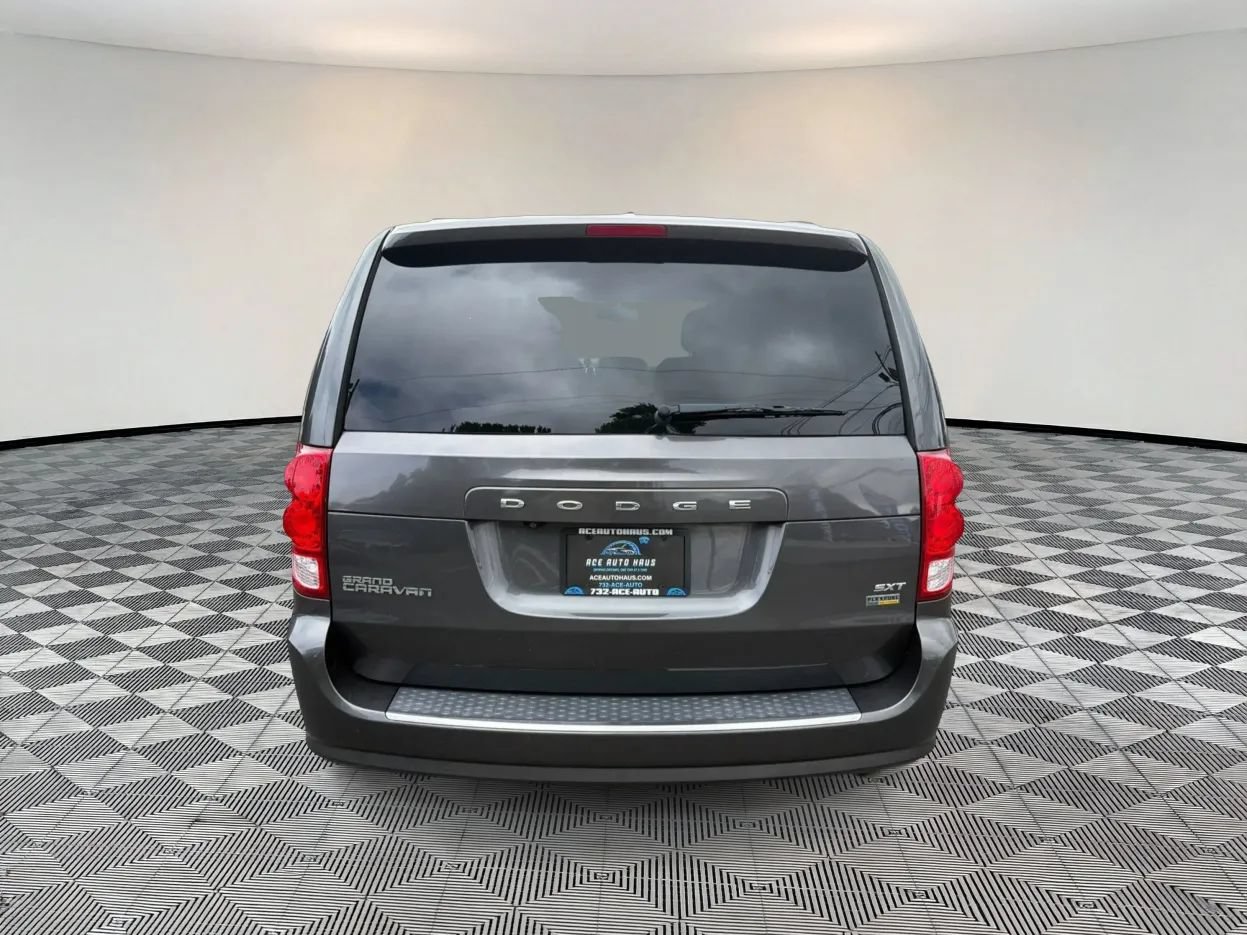 Used 2016 Dodge Grand Caravan SXT w/ UConnect Hands-Free Group FWD image 6