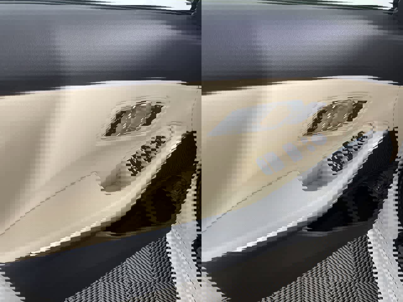 Used 2023 BMW 330i xDrive Sedan w/ Driving Assistance Package image 11