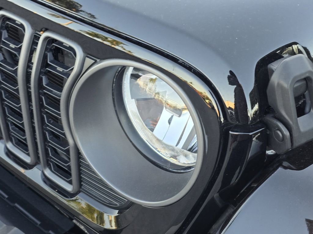 Used 2025 Jeep Gladiator Sport image 7