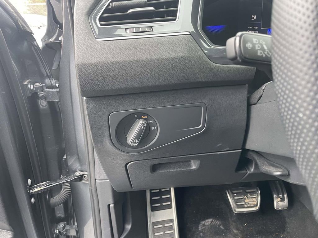 Used 2024 Volkswagen Tiguan SE R-Line w/ MDO Package, Three-Row image 32