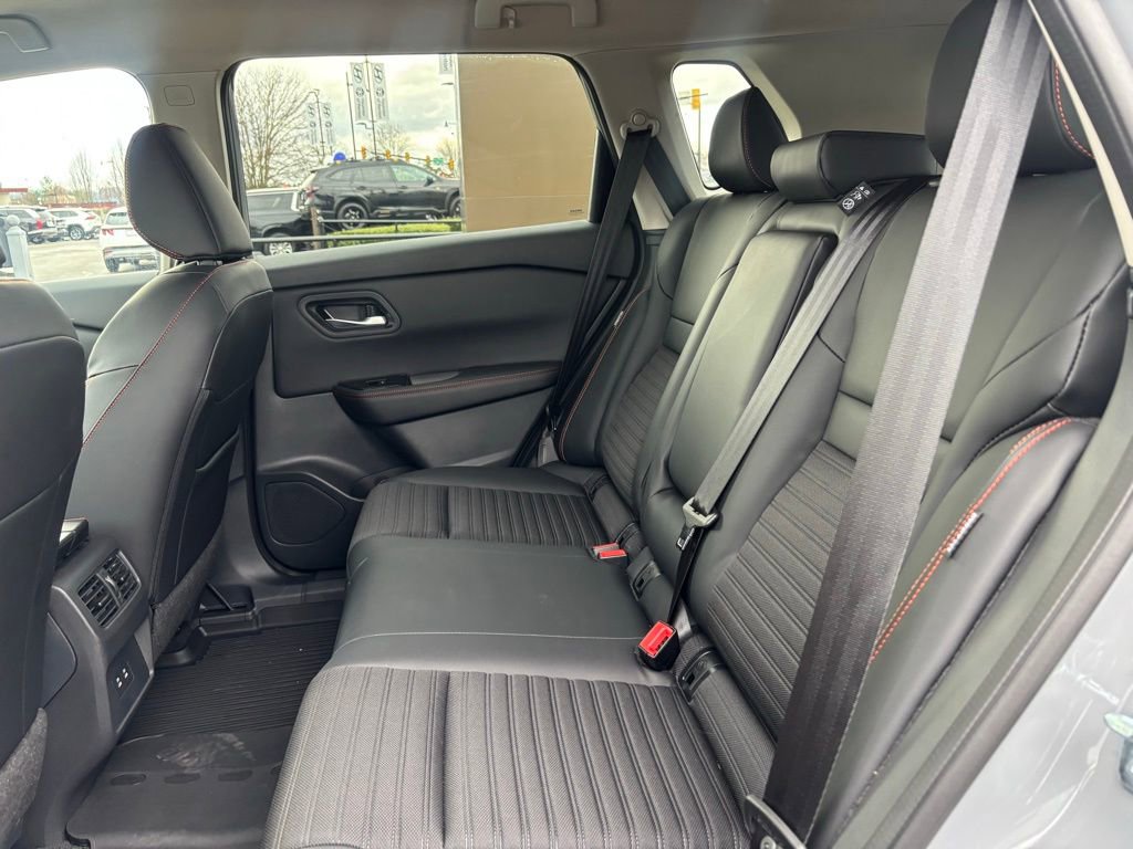 Used 2025 Nissan Rogue SV image 8