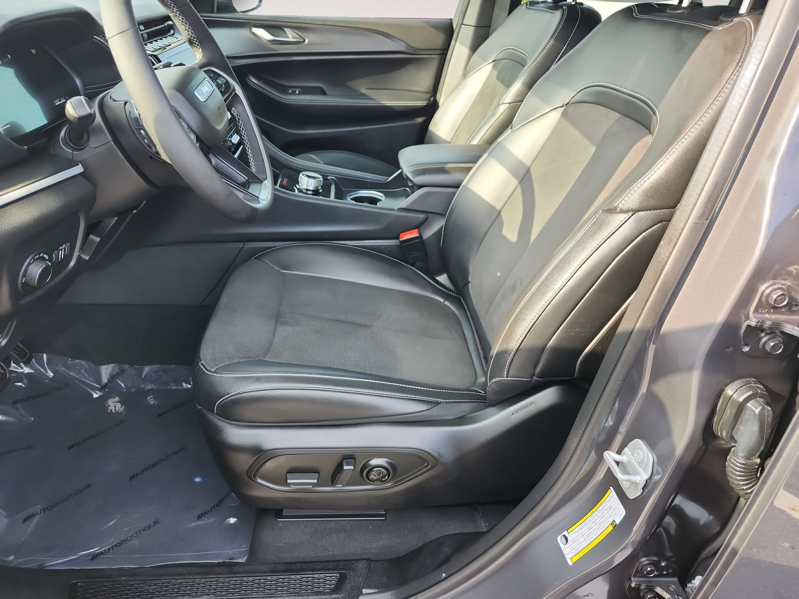 Used 2025 Jeep Grand Cherokee Altitude AWD/4WD image 10