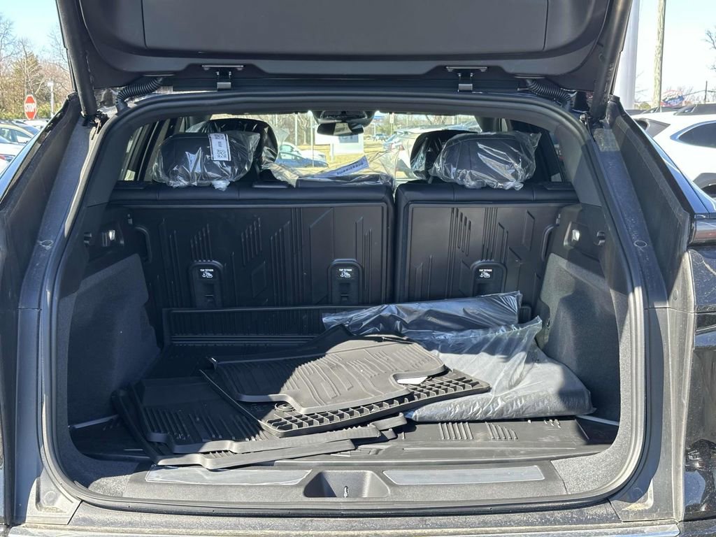 New 2025 Cadillac Lyriq Luxury image 12