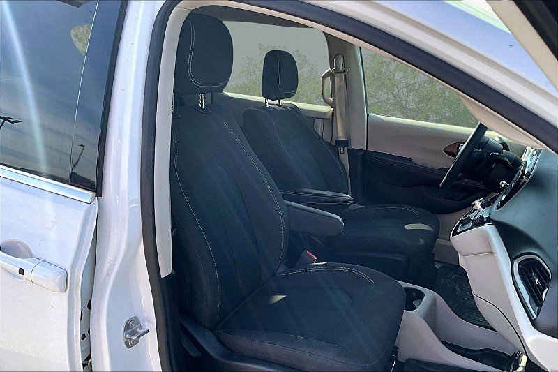 Used 2023 Chrysler Voyager LX FWD image 26
