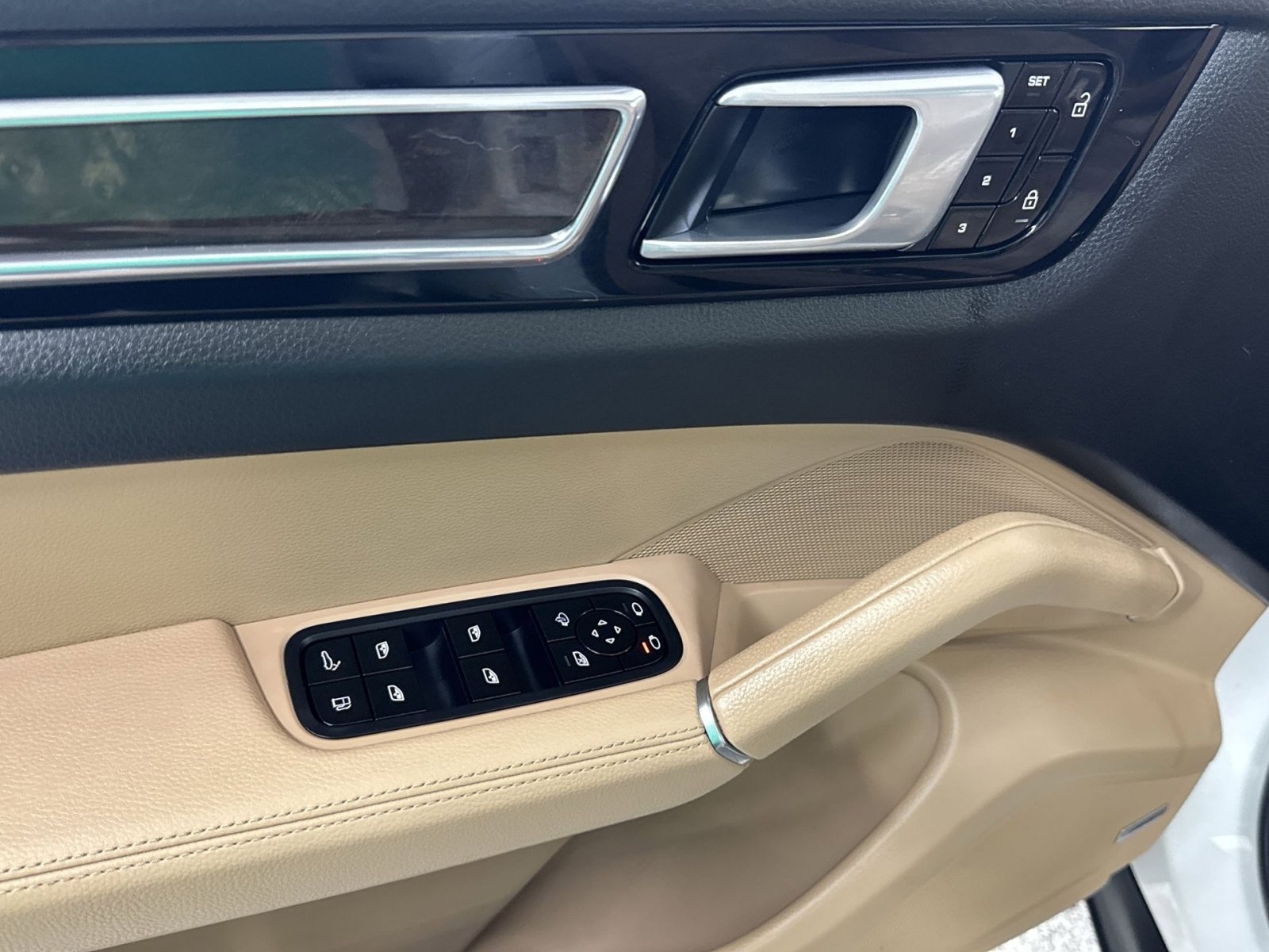 Used 2021 Porsche Cayenne E-Hybrid AWD/4WD image 27