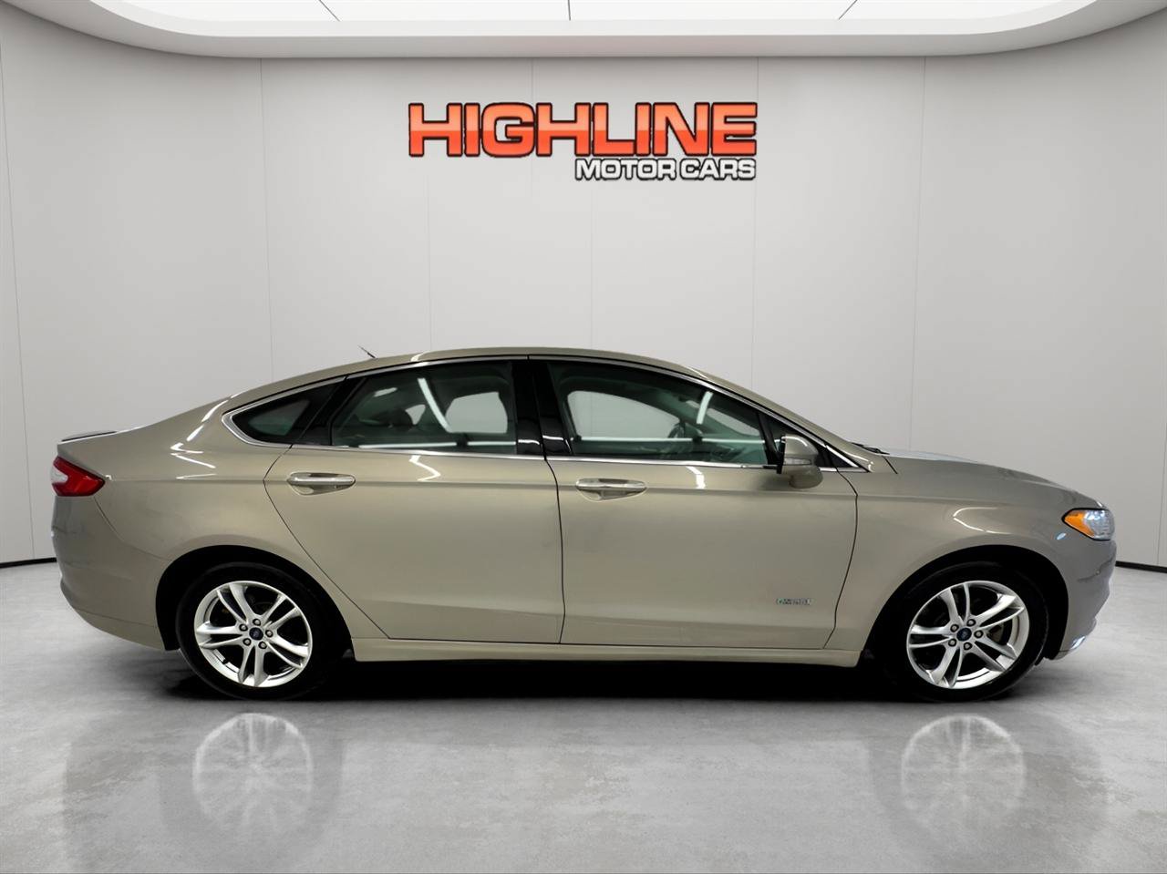 Used 2016 Ford Fusion Energi Titanium FWD image 4