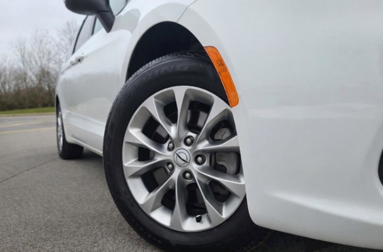 Used 2023 Chrysler Pacifica Touring-L image 4