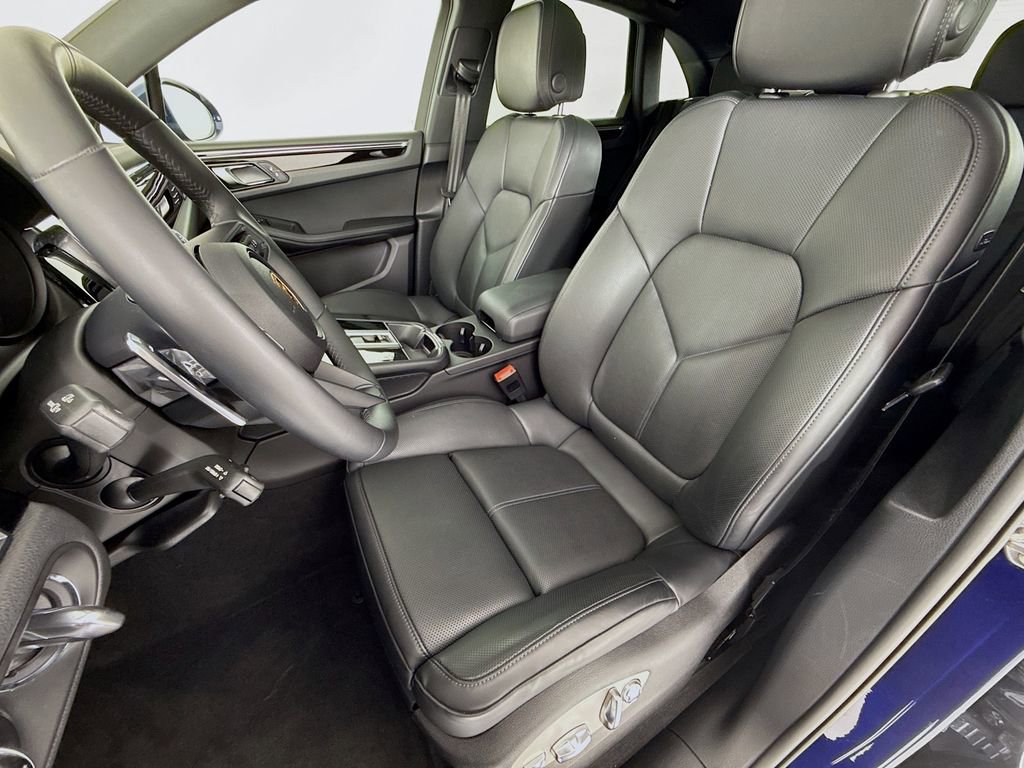 Certified 2025 Porsche Macan image 5