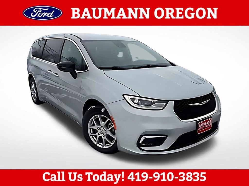 Used 2024 Chrysler Pacifica Touring-L FWD image 1