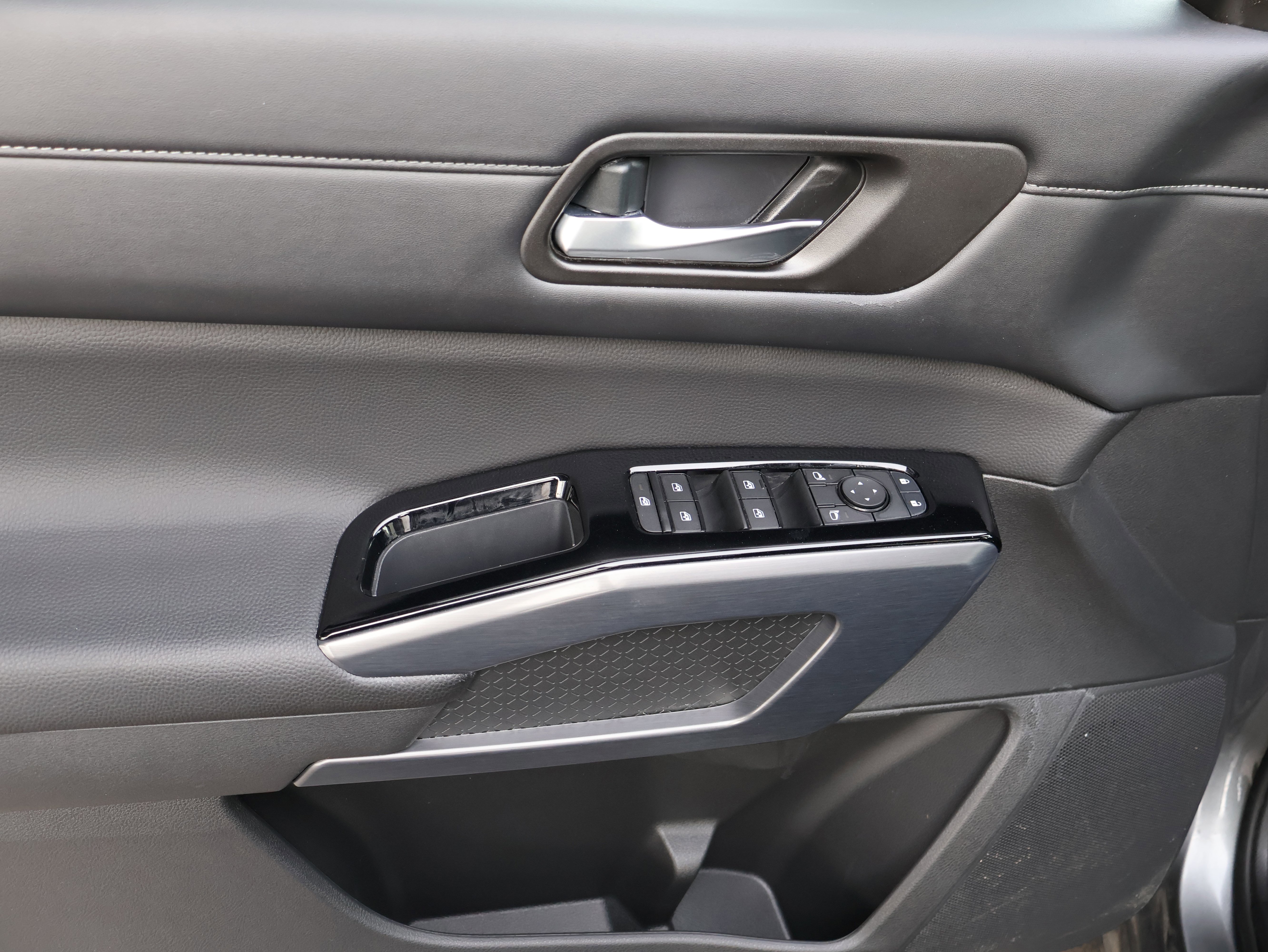 Used 2024 Nissan Pathfinder SL image 25