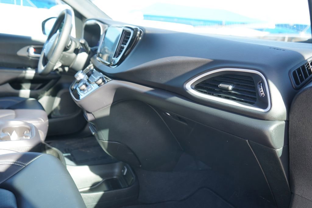 Used 2025 Chrysler Pacifica Select FWD image 19