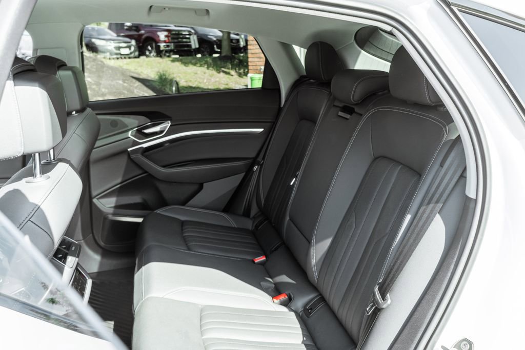 Used 2021 Audi e-tron Premium Plus w/ Premium Plus Package AWD/4WD image 29