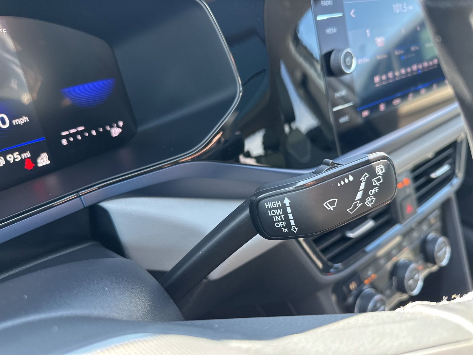 Certified 2024 Volkswagen Taos SE w/ Panoramic Sunroof Package image 44