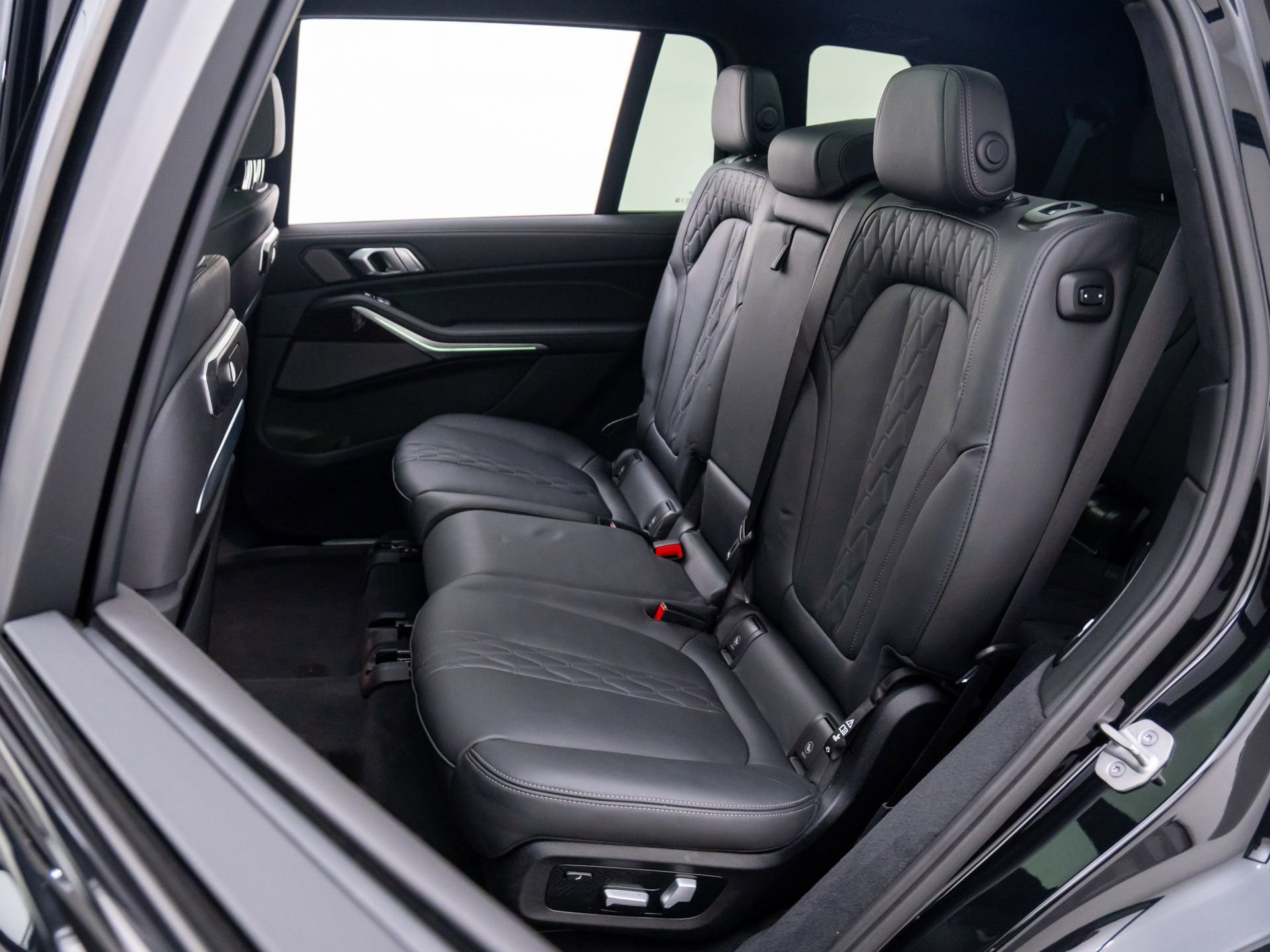 Used 2024 BMW X7 M60i w/ Executive Package image 16