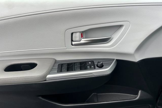 Used 2025 Toyota Sienna XLE image 12