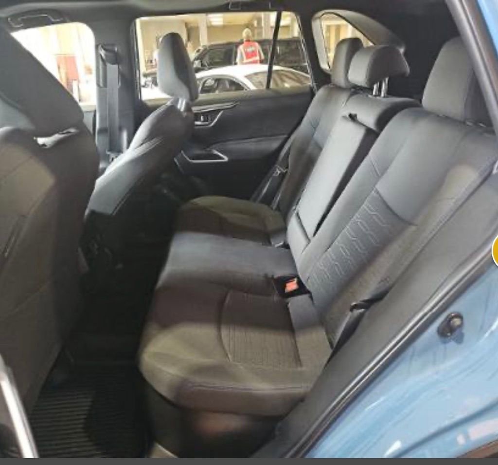 Used 2022 Toyota RAV4 SE w/ Convenience Package image 6