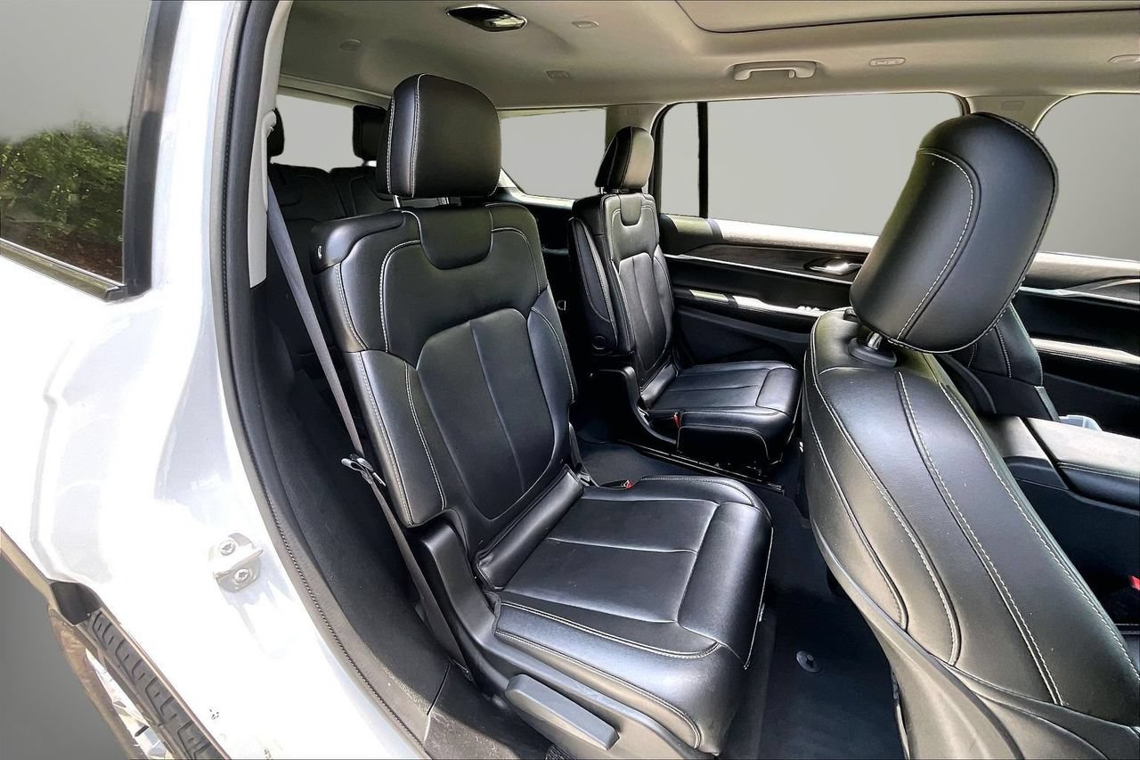 Used 2023 Jeep Grand Cherokee L Limited AWD/4WD image 25