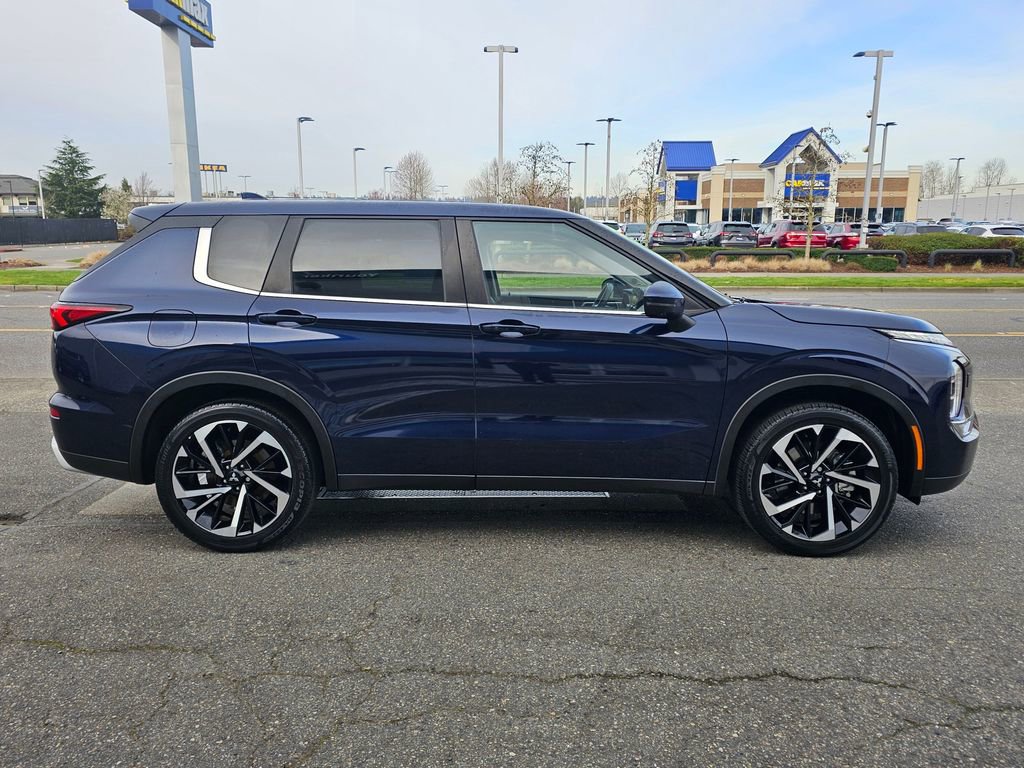 Used 2023 Mitsubishi Outlander SE image 4