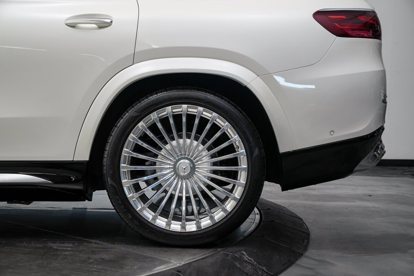 Used 2024 Mercedes-Benz Maybach GLS 600 4MATIC image 18