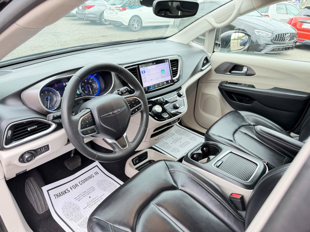 Used 2023 Chrysler Pacifica Touring-L FWD image 11