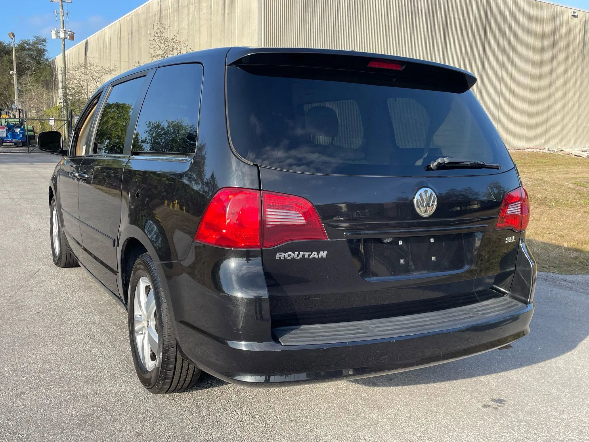 Used 2010 Volkswagen Routan SEL image 7