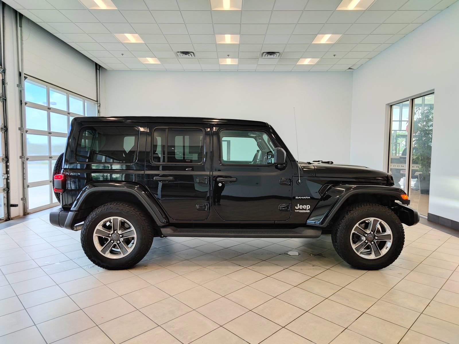 Used 2020 Jeep Wrangler Unlimited Sahara AWD/4WD image 2