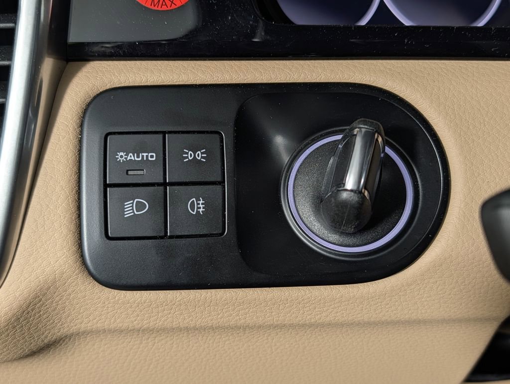 Certified 2023 Porsche Cayenne Platinum Edition image 33