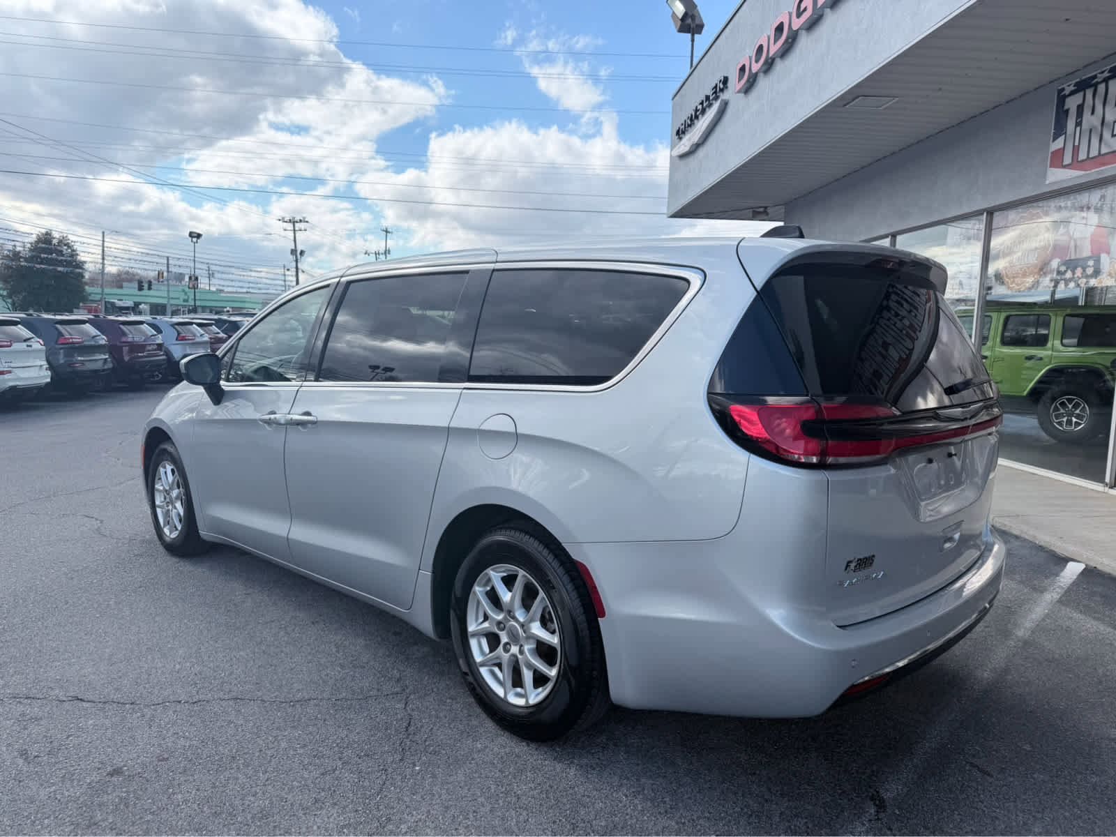 Used 2023 Chrysler Pacifica Touring-L image 10