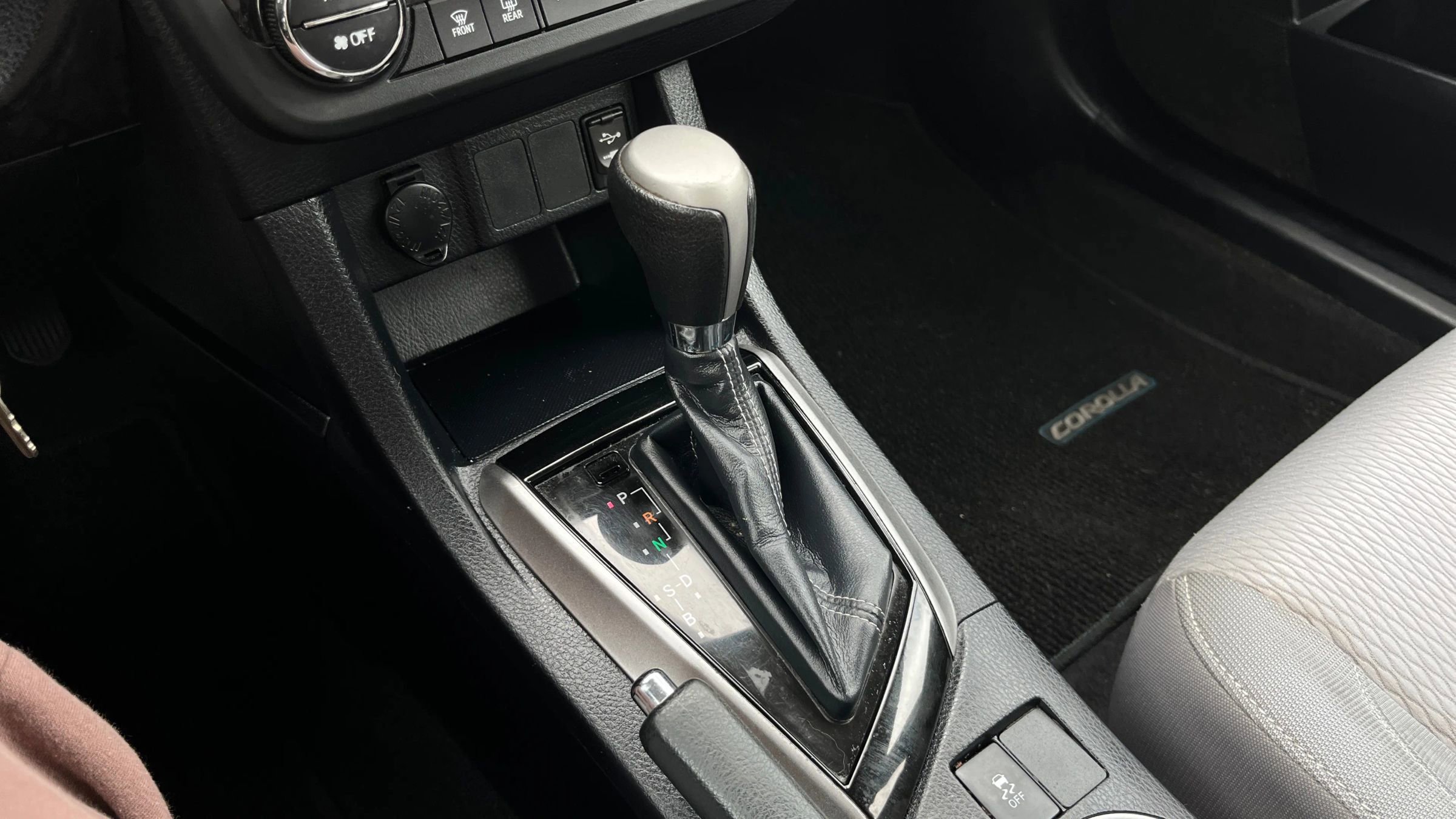 Used 2014 Toyota Corolla LE image 24