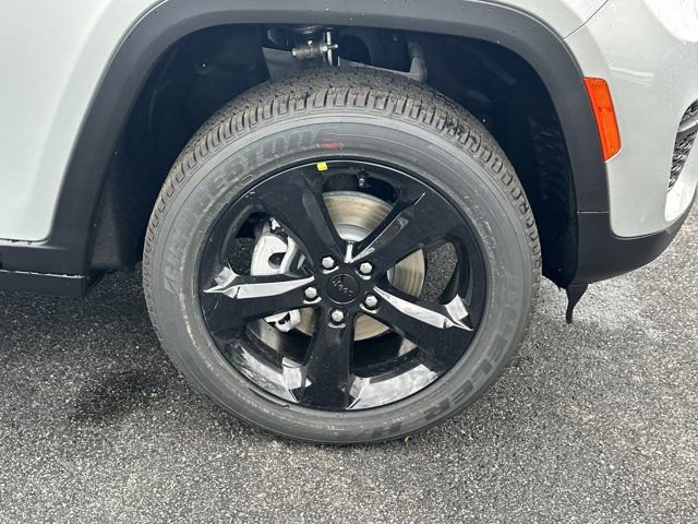 New 2025 Jeep Grand Cherokee Altitude image 14