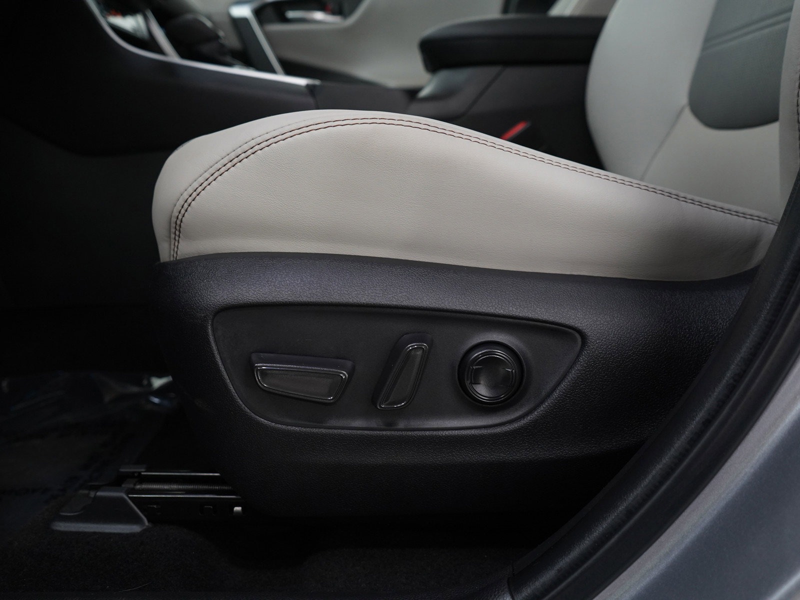 Used 2023 Toyota RAV4 Limited AWD/4WD image 23