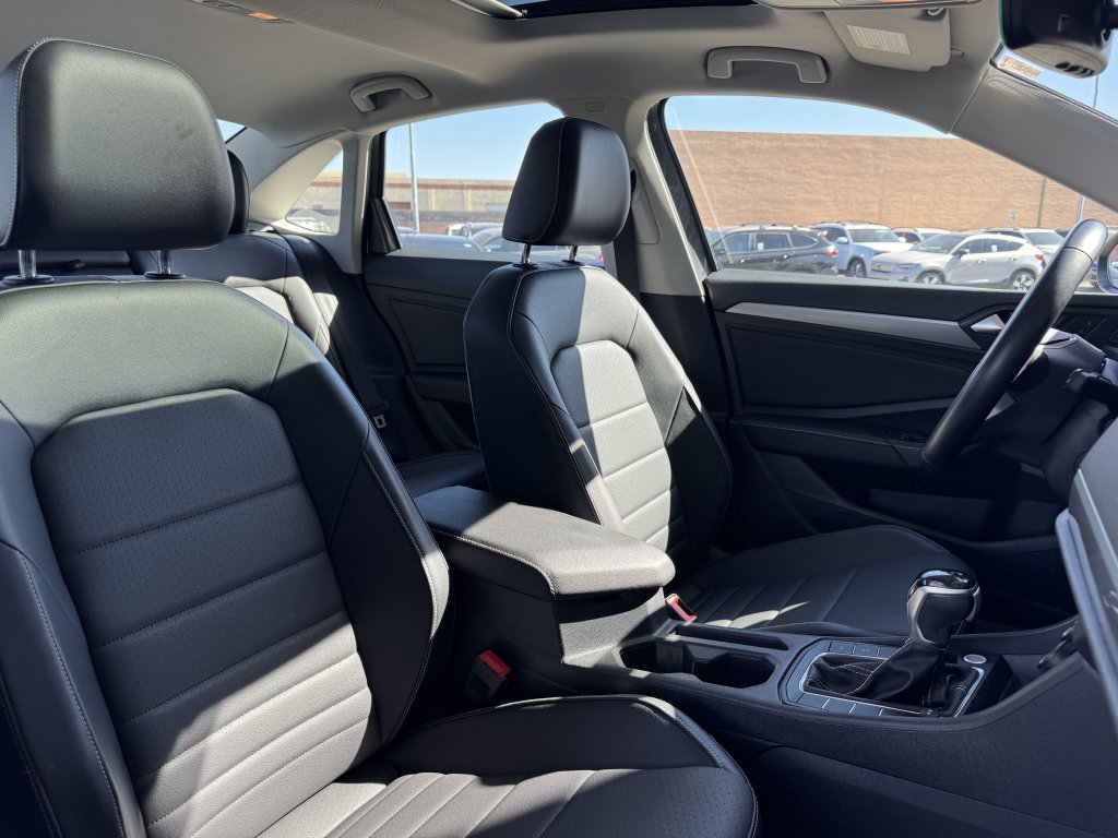 Used 2022 Volkswagen Jetta SE w/ Panoramic Sunroof Package image 39