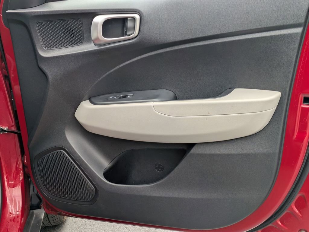 Used 2025 Hyundai Venue SEL FWD image 32