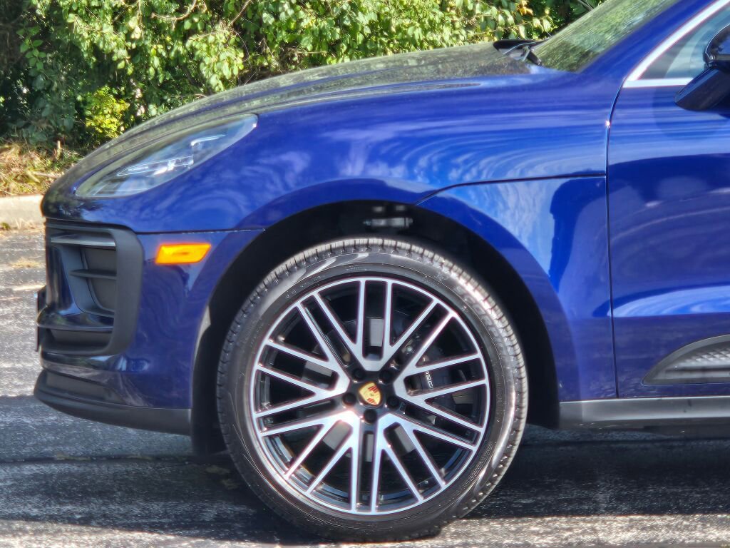 Certified 2025 Porsche Macan image 11