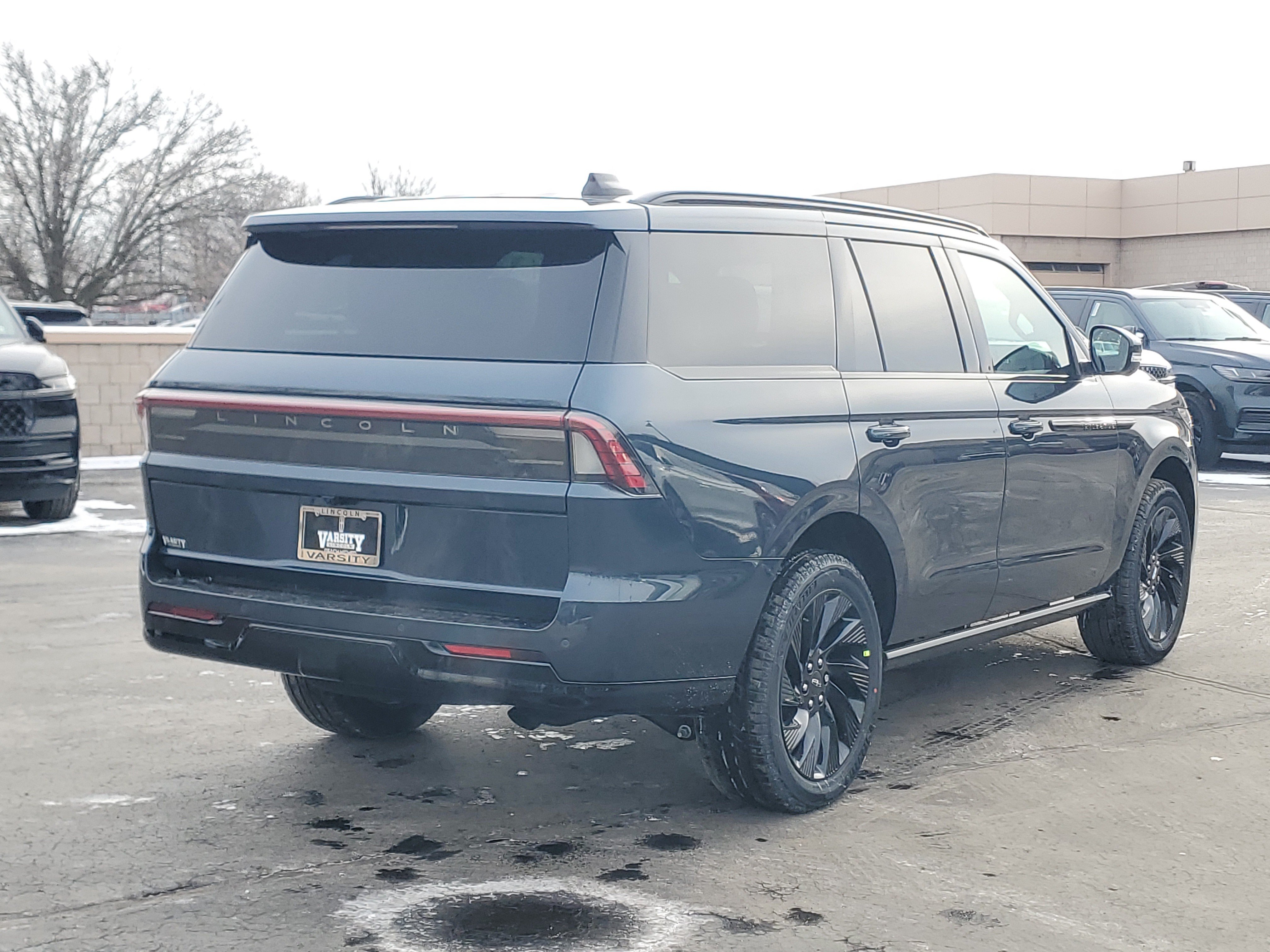 New 2026 Lincoln Navigator Reserve w/ Jet Appearance Package AWD/4WD image 4