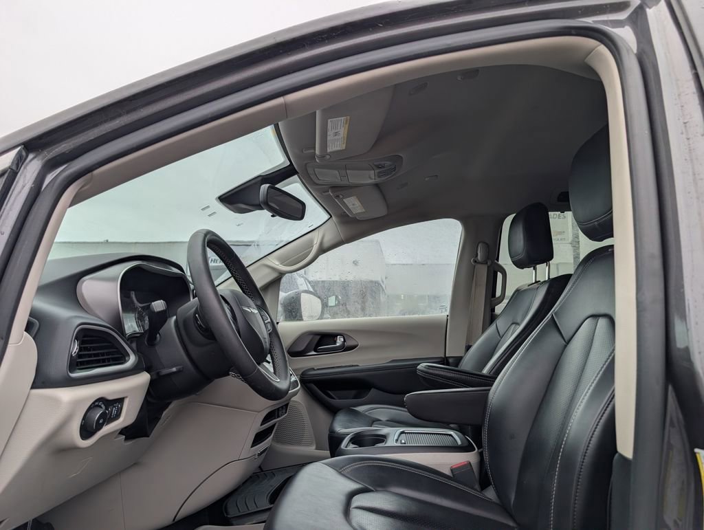 Used 2023 Chrysler Pacifica Touring-L image 8