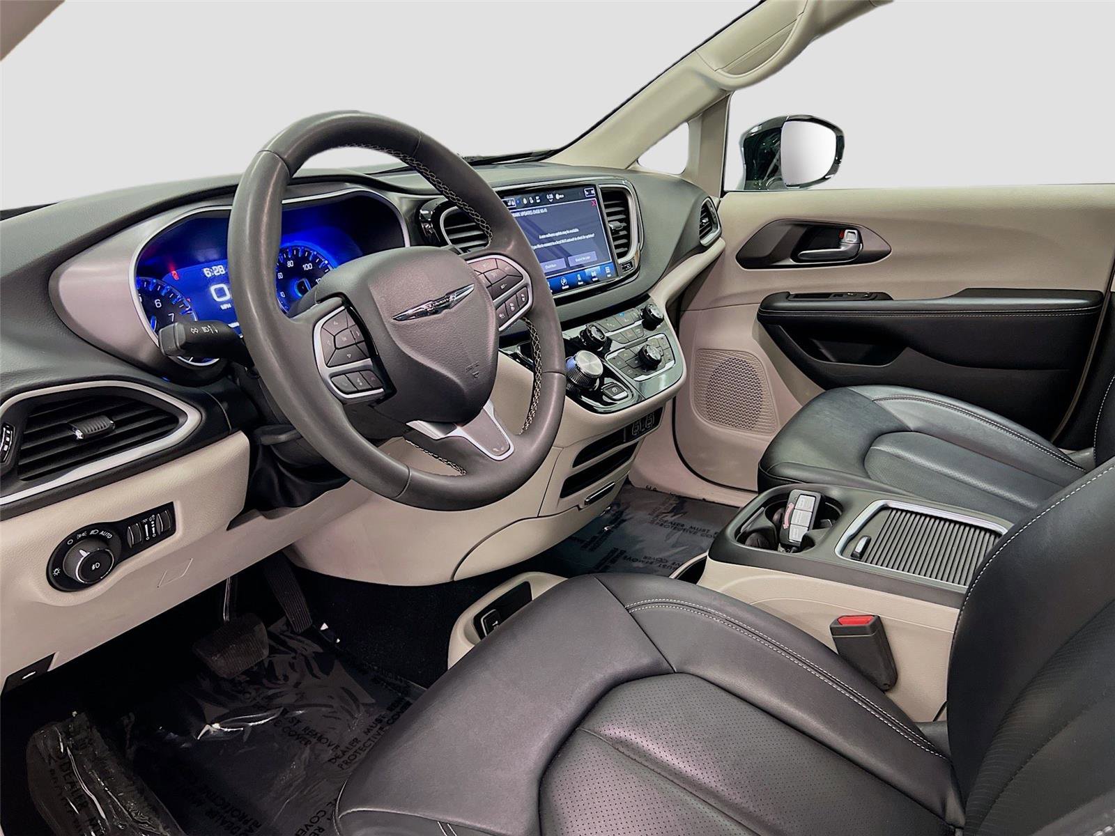 Used 2024 Chrysler Pacifica Touring-L FWD image 9