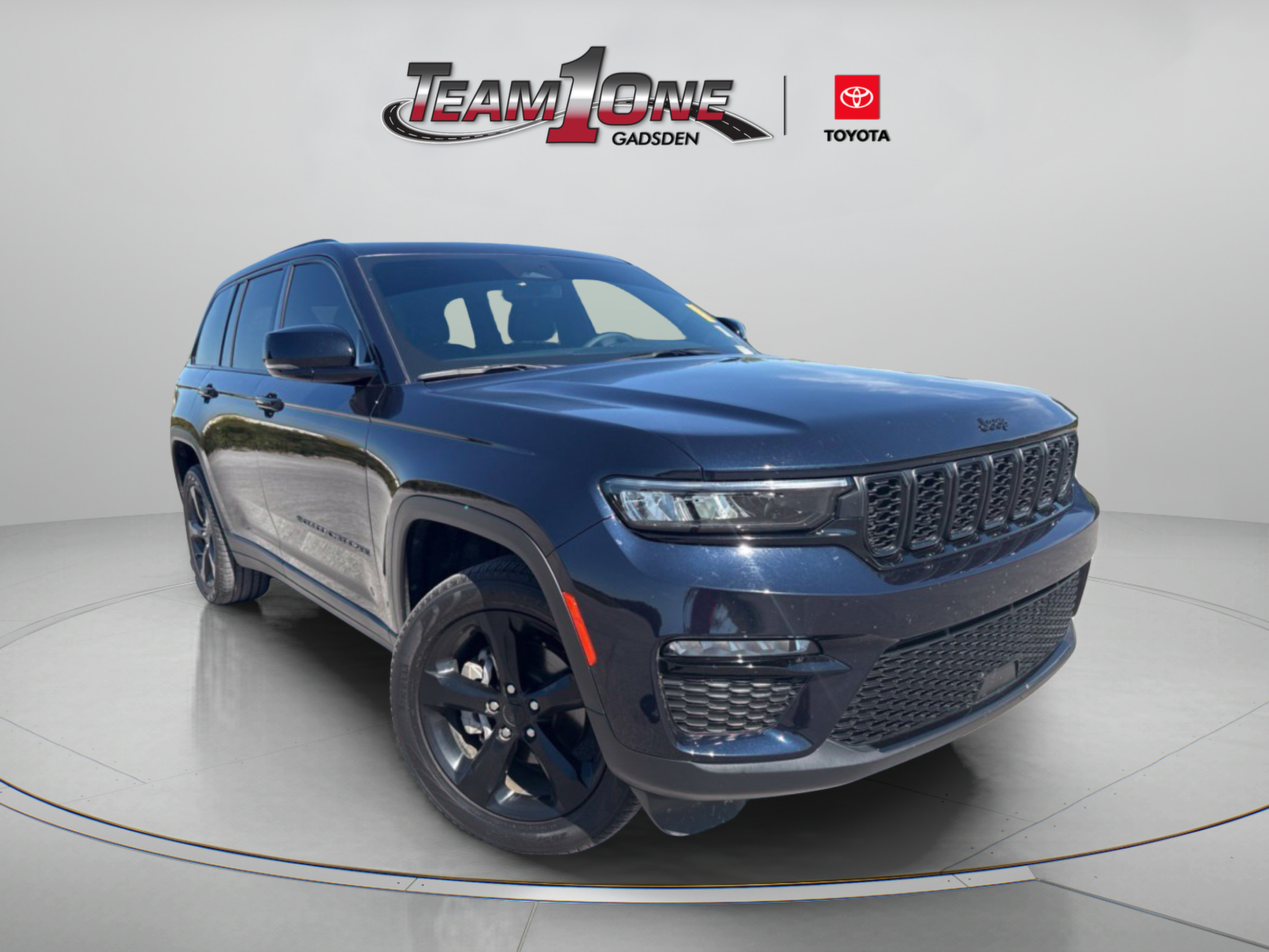 Used 2024 Jeep Grand Cherokee Limited w/ Black Appearance Package AWD/4WD image 1